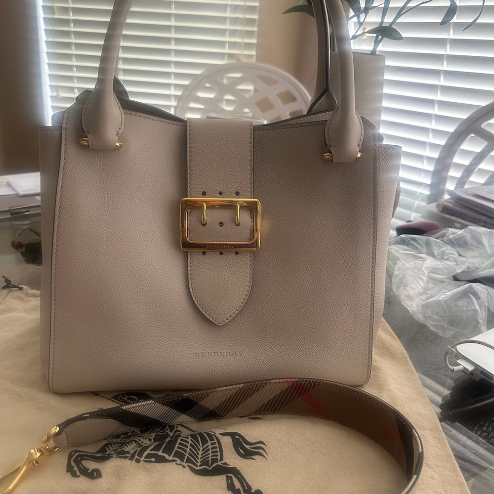 Burberry Soft Grain Medium Buckle Tote 
100% authentic 

Limestone color